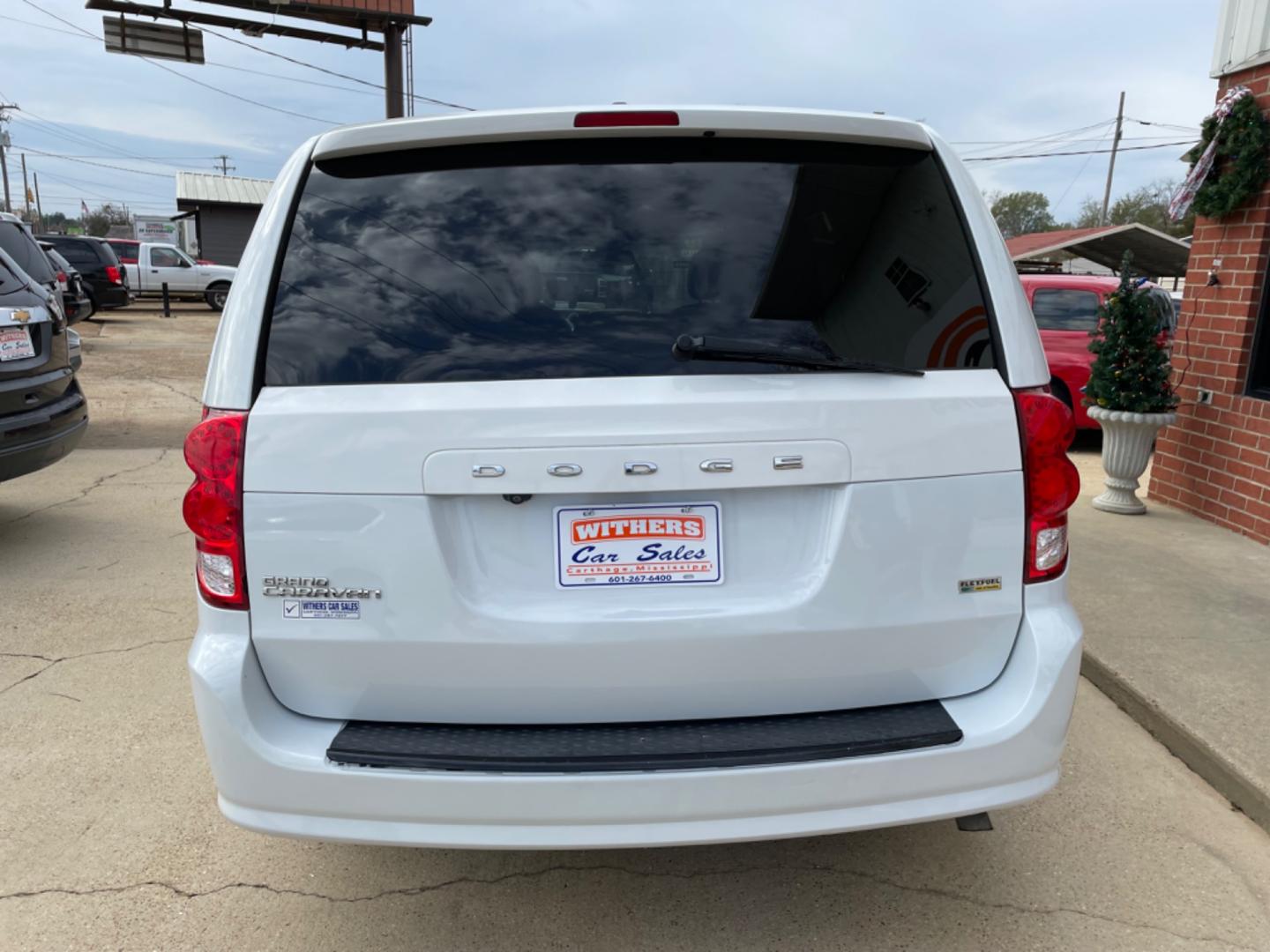 2019 White /Black Dodge Grand Caravan (2C4RDGCG6KR) , Auto transmission, located at 204 Hwy. 16 East, Carthage, MS, 39051, (601) 267-7277, 0.000000, 0.000000 - Photo#3